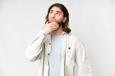 Soyutlanmış beyaz bir geçmişi olan yakışıklı bir genç.