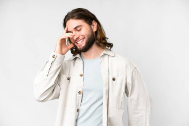 Genç yakışıklı, soyutlanmış beyaz arka plan gülüyor.