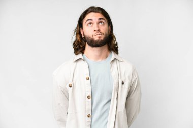 Soyutlanmış beyaz bir geçmişi olan yakışıklı bir genç.