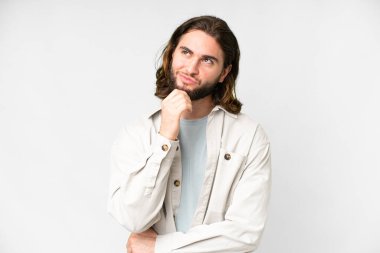 Soyutlanmış beyaz bir geçmişi olan yakışıklı bir genç.