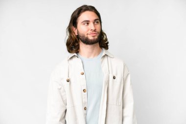 Genç yakışıklı, soyutlanmış beyaz bir arka planı var.