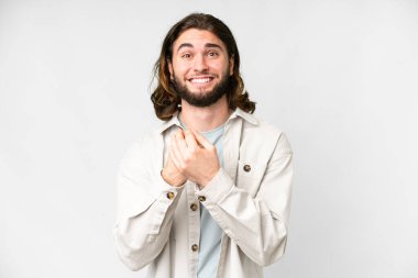 Genç yakışıklı, soyutlanmış beyaz arka plan gülüyor.