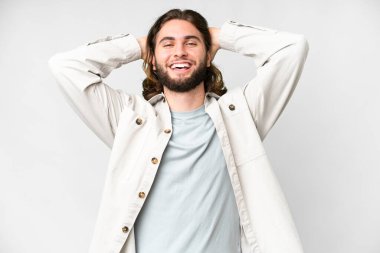 Genç yakışıklı, soyutlanmış beyaz arka plan gülüyor.