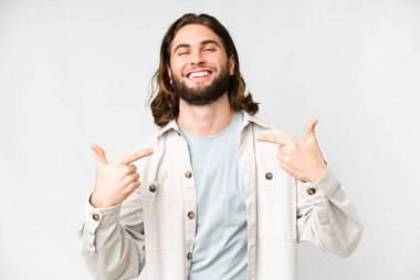 Genç yakışıklı, soyutlanmış beyaz bir arka plan gururlu ve kendini beğenmiş.