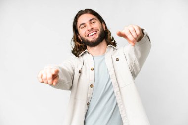 Soyutlanmış beyaz arka planda genç yakışıklı bir adam mutlu bir ifadeyle öne bakıyor.