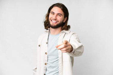 Soyutlanmış beyaz arka planda genç yakışıklı bir adam mutlu bir ifadeyle öne bakıyor.