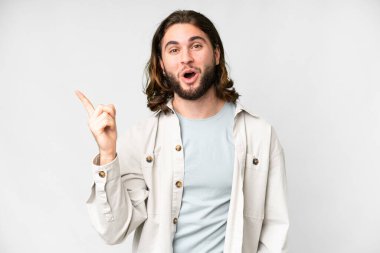 Soyutlanmış beyaz bir geçmişi olan genç yakışıklı bir adam parmağını kaldırarak çözümü bulmaya çalışıyor.