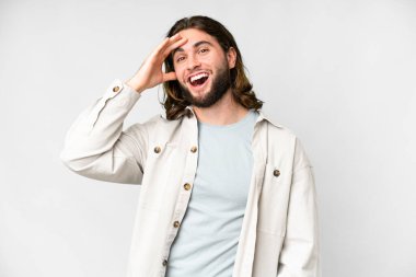 Soyutlanmış beyaz bir geçmişi olan genç yakışıklı bir adam bir şey fark etti ve çözüme yöneldi.