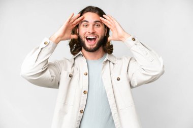 Soyutlanmış beyaz bir geçmişi olan yakışıklı bir genç.