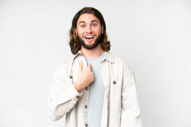 Soyutlanmış beyaz bir geçmişi olan yakışıklı bir genç.