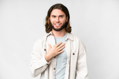 Kendini gösteren soyutlanmış beyaz bir geçmişi olan yakışıklı bir genç.