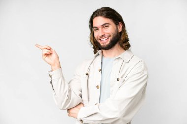 Genç yakışıklı, soyutlanmış beyaz arka plan mutlu ve yukarıya bakıyor.