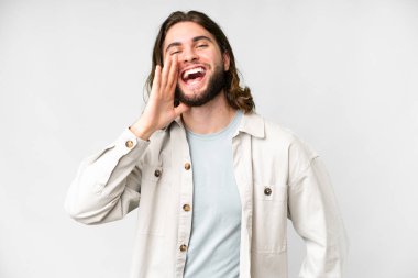 Soyutlanmış beyaz arka planda genç yakışıklı adam ağzı açık bağırıyor.