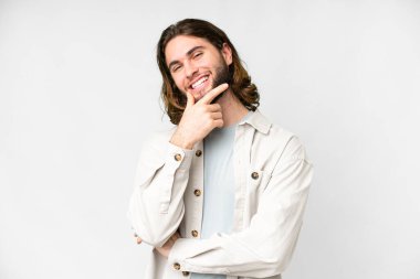 Genç yakışıklı adam soyutlanmış beyaz arka plan mutlu ve gülümsüyor.