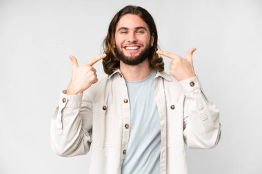 Soyutlanmış beyaz bir geçmişi olan yakışıklı bir genç baş parmak hareketi yapıyor.