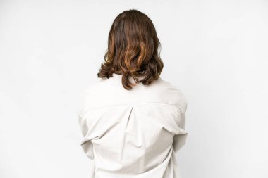 Arka planda soyutlanmış beyaz arka planda yakışıklı bir adam var.