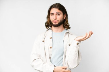 Soyutlanmış beyaz bir geçmişi olan yakışıklı bir genç.