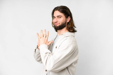 Genç yakışıklı, soyutlanmış beyaz bir arka plan entrikası kuruyor.