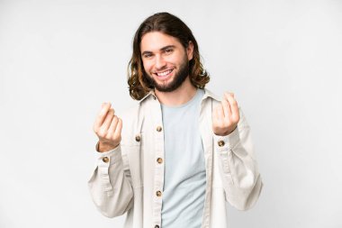 Soyutlanmış beyaz bir geçmişi olan yakışıklı genç adam para hareketi yapıyor.