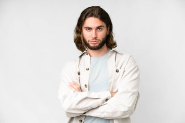 Soyutlanmış beyaz arka planı olan yakışıklı genç adam üzgün hissediyor.