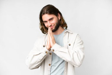 Soyutlanmış beyaz geçmişi olan yakışıklı genç bir adam avuç içlerini bir arada tutuyor. İnsan bir şey ister.