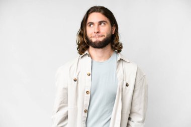 Genç yakışıklı, soyutlanmış beyaz bir arka planı var.