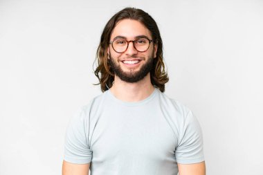 Genç yakışıklı, soyutlanmış beyaz bir arka plan ve mutlu bir ifadesi olan gözlüklü.