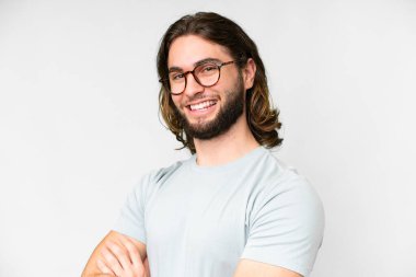 Genç yakışıklı, soyutlanmış beyaz bir arka plan ve mutlu bir ifadesi olan gözlüklü.