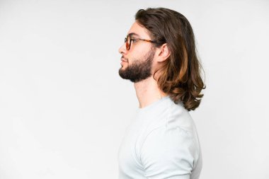 Gözlüklü, soyutlanmış beyaz arka planı olan yakışıklı bir genç.