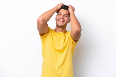 Beyaz arka planda izole edilmiş genç beyaz adam gülüyor.