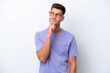 Beyaz arka planda izole edilmiş genç beyaz bir adam var.