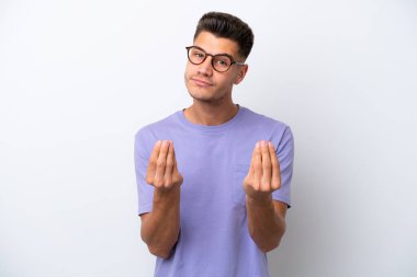 Beyaz arka planda izole genç beyaz adam para jesti yapıyor ama mahvoldu.