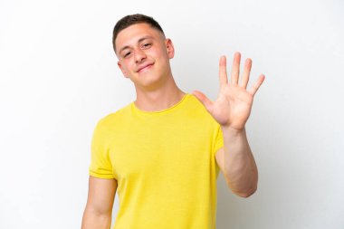 Beyaz arka planda izole edilmiş genç Brezilyalı beş parmaklı sayıyor.