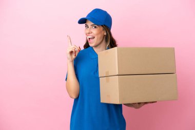 Delivery Italian woman isolated on pink background thinking an idea pointing the finger up