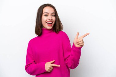 Beyaz arka planda izole edilmiş genç Ukraynalı kadın şaşırmış ve işaret ediyor.