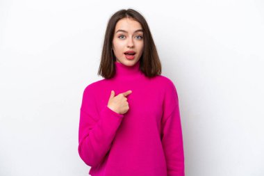 Beyaz arka planda izole edilmiş genç Ukraynalı kadın kendini işaret ediyor.