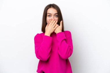 Genç Ukraynalı bir kadın beyaz arka planda izole edilmiş, ağzı elleriyle kapatıyor.