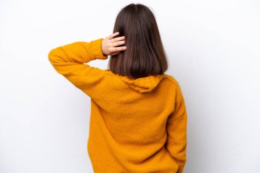 Genç Ukraynalı kadın arka planda beyaz arka planda izole edilmiş ve düşünüyor