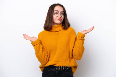 Beyaz arka planda izole edilmiş genç Ukraynalı kadın şüpheli hareketler yapıyor.