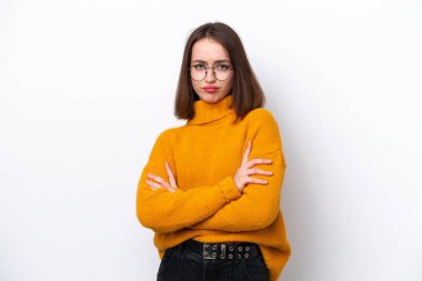 Beyaz arka planda izole edilmiş genç Ukraynalı kadın üzgün hissediyor