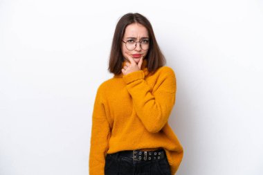 Beyaz arka planda izole edilmiş genç Ukraynalı kadının şüpheleri var.