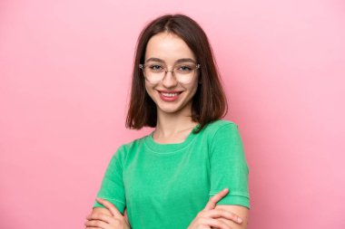 Genç Ukraynalı bir kadın pembe arka planda izole edilmiş, mutlu bir ifadeyle gözlüklü.