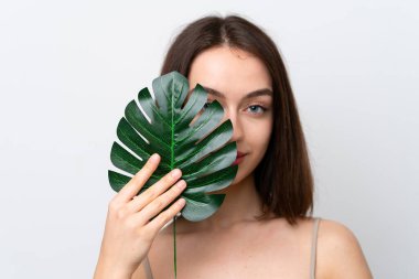 Beyaz arka planda izole edilmiş, elinde palmiye yaprağı olan genç bir Ukraynalı kadın. Portreyi kapat