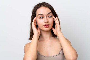 Beyaz arka planda izole edilmiş genç Ukraynalı kadın. Portreyi kapat