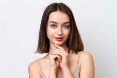 Beyaz arka planda izole edilmiş genç Ukraynalı kadın. Portre