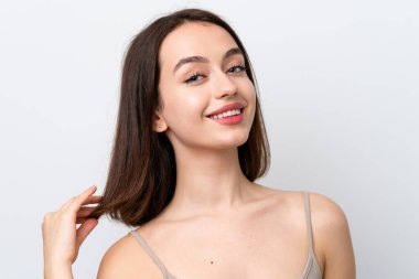 Genç Ukraynalı kadın mutlu bir ifadeyle beyaz arka planda izole edilmiş. Portreyi kapat