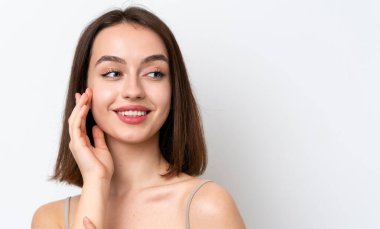 Beyaz arka planda izole edilmiş genç Ukraynalı kadın. Portre