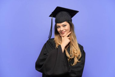 Genç üniversite mezunu Rus kız beyaz arka planda kuşkuları var.