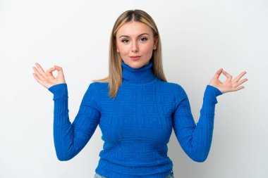 Beyaz arka planda Zen pozisyonunda beyaz tenli genç bir kadın.