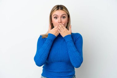 Beyaz arka planda izole edilmiş, ağzı elleri olan beyaz bir kadın.